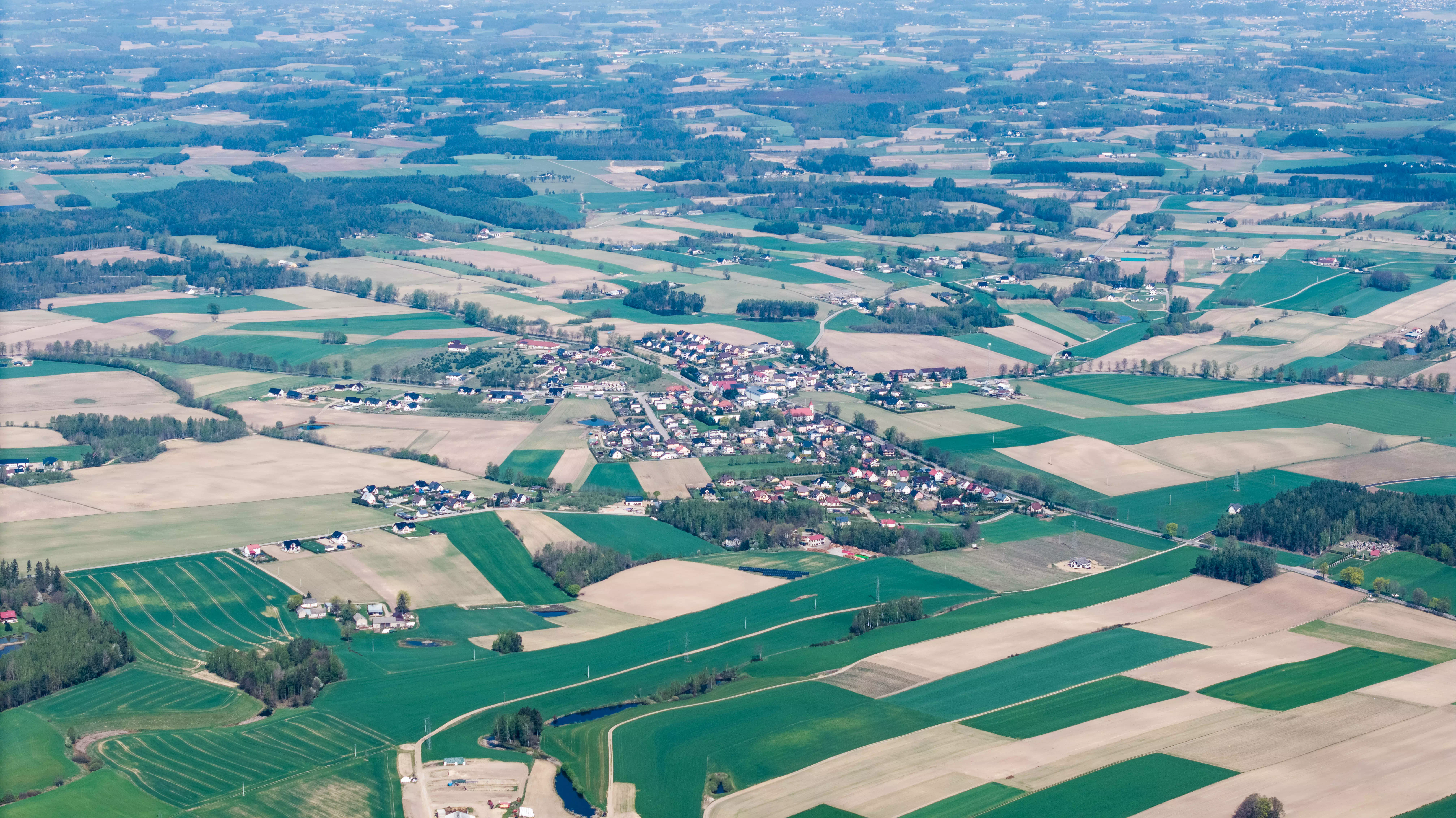 Panorama miasta z jeziorami i lasami, widok z lotu ptaka