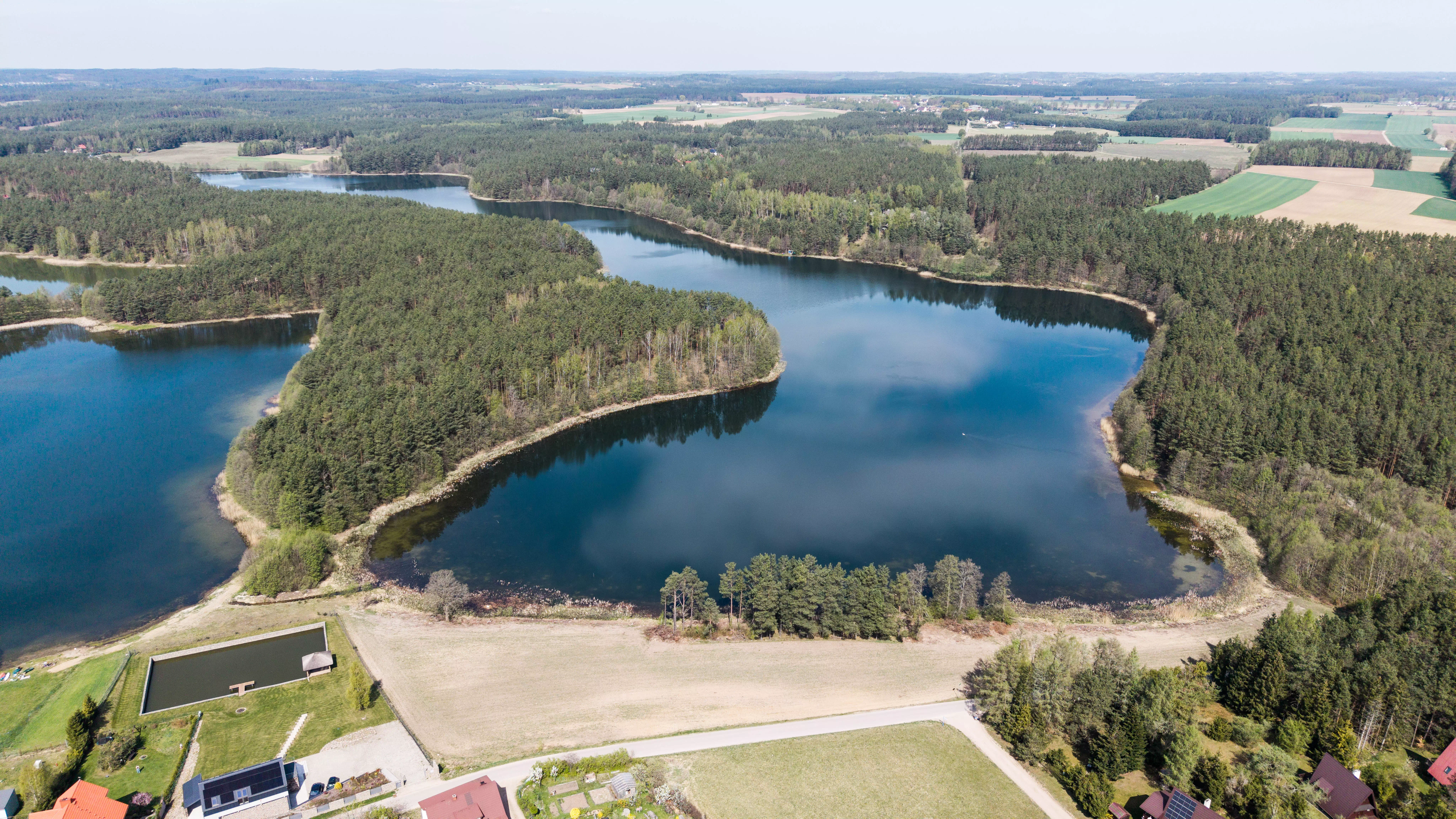 Widok z lotu ptaka na wieś otoczoną polami uprawnym
