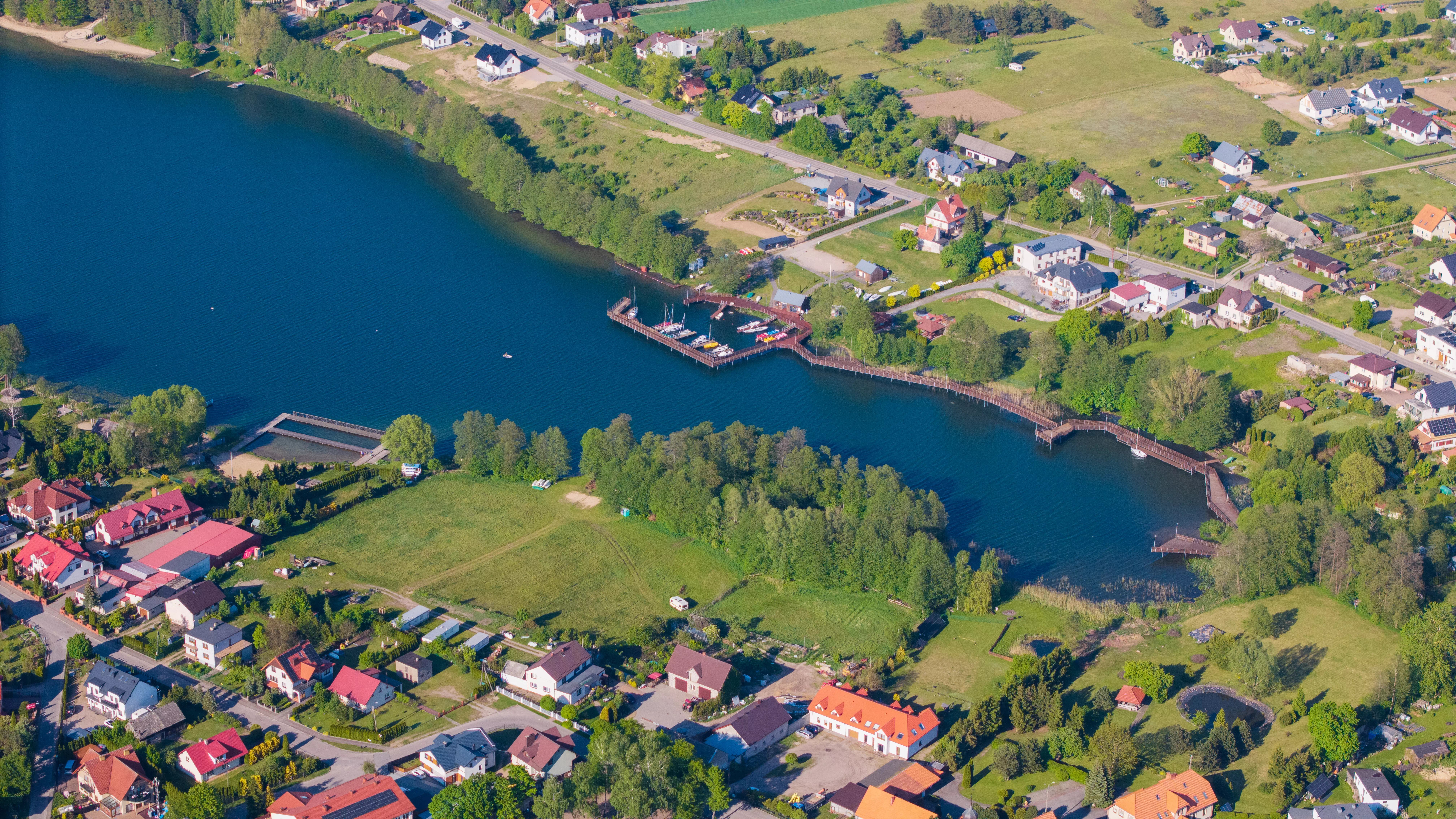 Jezioro otoczone lasem, widok z góry