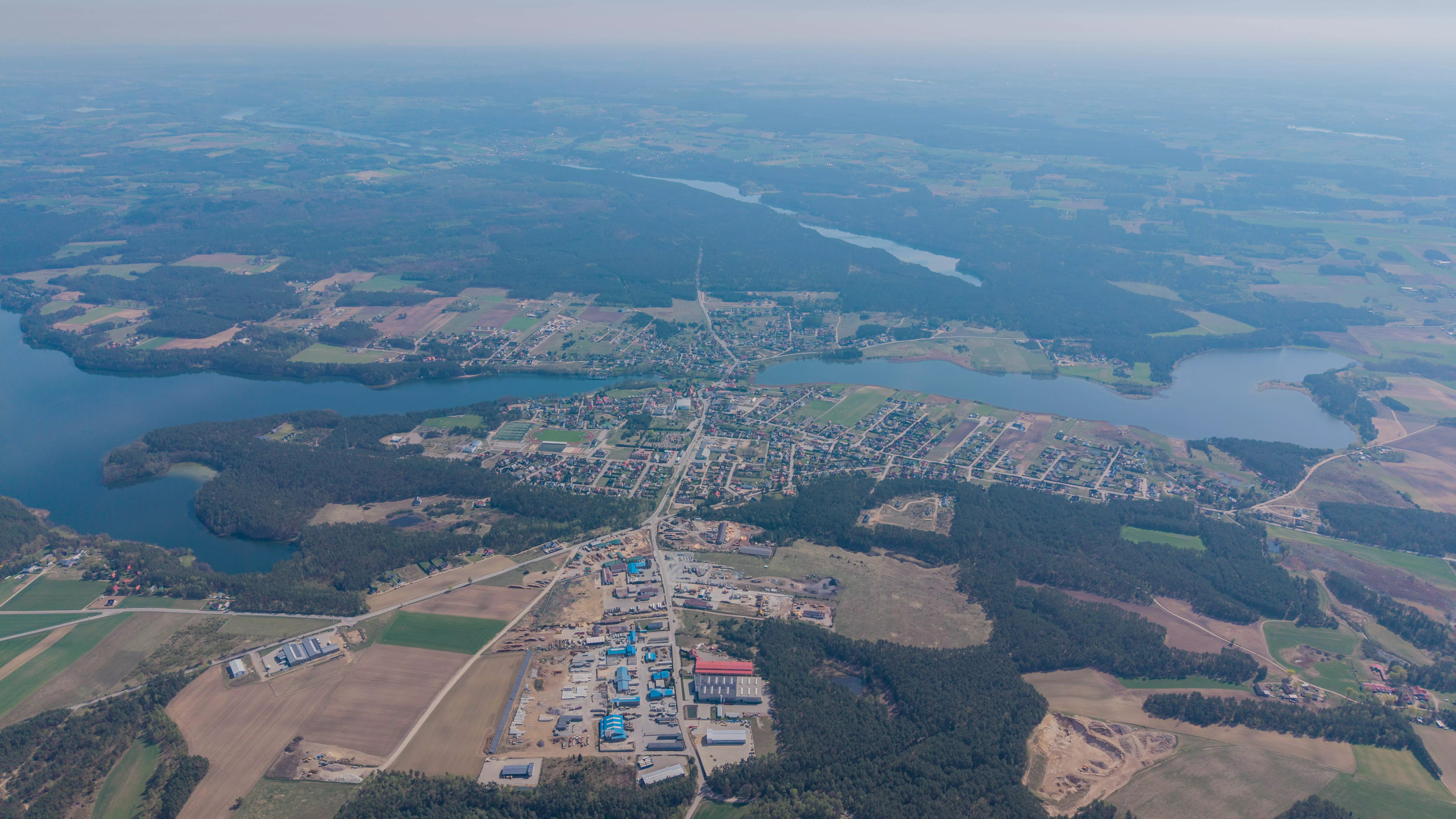 Zabudowania i przystań nad jeziorem, widok z lotu ptaka