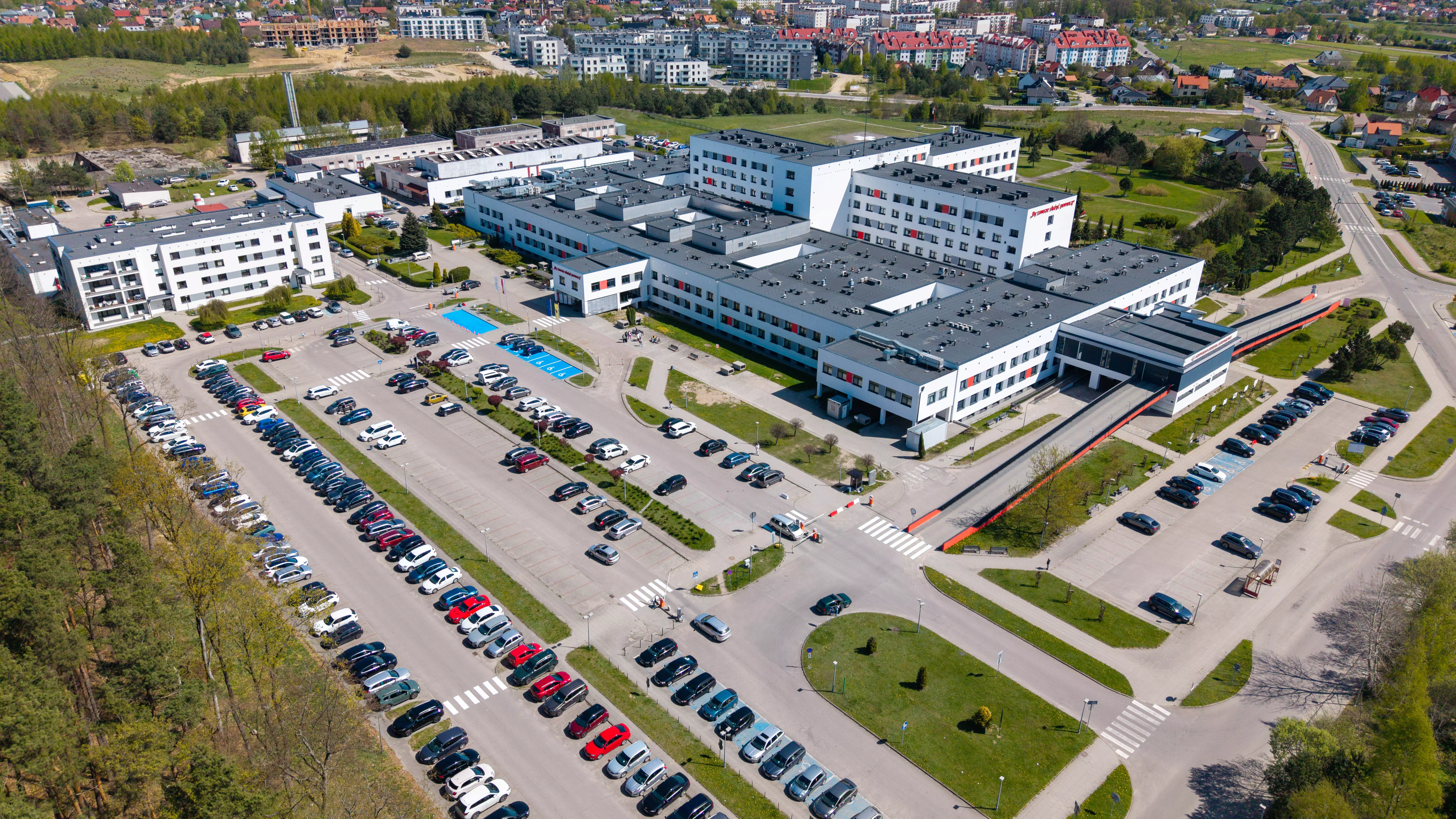 Widok z lotu ptaka na farmę fotowoltaiczną i okoliczne pola uprawne